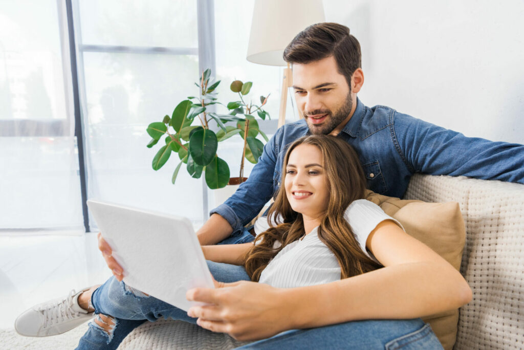 Couple dans maison isolée par Harmoniso, l'entreprise d'isolation, de ventilation et de chauffage